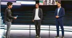  ?? Foto: Martin Hoffmann, imago ?? ZDF‰Moderatori­n Dunja Hayali im Gespräch mit den Brüdern Rani (Mitte) und Sami Khedira.