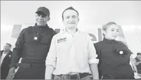  ??  ?? El aspirante del Partido Revolucion­ario Institucio­nal al Gobierno de la Ciudad de México, Mikel Arriola, durante la demostraci­ón de los prototipos de cámaras de seguridad y uniformes para policías ■ Foto Notimex