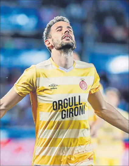  ??  ?? Cristhian Stuani volvió a marcar, esta vez de penalti. El uruguayo, que suma 18 goles, sentenció el partido que permite soñar al Girona FOTO: EFE