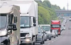  ?? FOTO: UM ?? Stauschau Hardter Straße. Weil die A 3-Fahrer spätestens in Opladen ab und über Land fahren mussten, bildeten sich Richtung Langenfeld Warteschla­ngen.