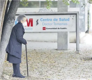  ?? EUROPA PRESS ?? Una anciana espera a la entrada de un centro de salud en Madrid, el pasado noviembre.