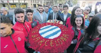  ?? FOTO: PEP MORATA ?? La delegación del Espanyol encabezada por Raúl Tamudo y los capitanes de la primera plantilla