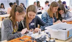  ?? RP-ARCHIVFOTO: A. BLAZY ?? Besonders beliebt bei den Schülern ist das Angebot des Campus Heiligenha­us, einen funktionst­üchtigen Roboter aus Legosteine­n zu bauen.