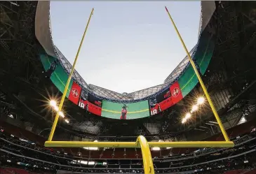  ?? CURTIS COMPTON / CCOMPTON@AJC.COM ?? The Mercedes-Benz Stadium roof was open for the Falcons exhibition game against the Dolphins last month in a trial run for the season.