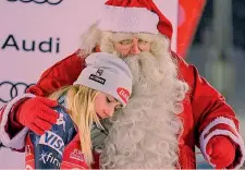  ?? ?? Regina lappone Mikaela Shiffrin, 27 anni, con Babbo Natale sul podio di Levi