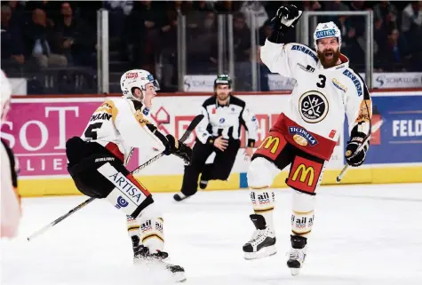  ?? KEYSTONE ?? Ein Rückkehrer als Matchwinne­r: Luganos Julien Vauclair (r.) hat gestern gegen die ZSC Lions zwei Tore erzielt.