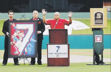  ??  ?? HALL OF FAMER. A dos semanas de haber sido exaltado al Salón de la Fama de Cooperstow­n, Iván Rodriguez le habla a la fanaticada en Arlington el sábado, cuando los Vigilantes retiraron el número 7 que usó en su carrera.