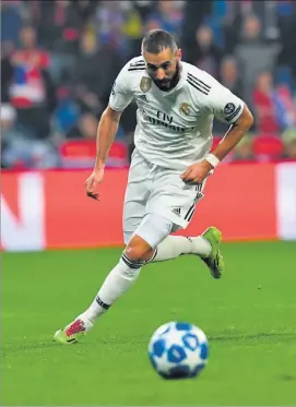  ?? J. R. / AFP ?? Benzema conduce la pelota durante el partido disputado ayer en Pilsen.