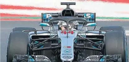  ?? (AP) ?? Lewis Hamilton. El inglés y su Mercedes volverán a ser las estrellas. Los autos lucirán la protección para pilotos.