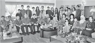  ??  ?? KUNJUNGAN MESRA: Tun Taib berserta isteri ketika merakamkan kenangan bersama keluarga Toh (duduk, enam kiri).