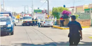  ??  ?? Crimen. Se registró la tarde de ayer, en Ciudad Mante. Peritos levantaron 6 casquillos de bala./Archivo