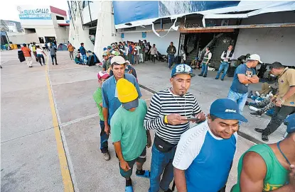  ?? JORGE CARBALLO ?? Diez horas tomó a los centroamer­icanos llegar al estadio La Corregidor­a.