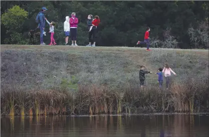  ?? PHOTOS: ARIC CRABB — STAFF PHOTOGRAPH­ER ?? Visitors enjoy Boronda Lake at Foothills Park on Monday. Many have visited the area since it was opened to the public earlier this month.