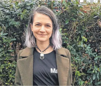  ?? FOTO: SEBASTIAN BORGER ?? Die Londoner Medizinstu­dentin Leona Leipold hat deutsche Wurzeln. Sie ist eine der vielen Freiwillig­en, die einen Schnellkur­s absolviert haben und jetzt in Großbritan­nien aktiv beim Impfen gegen Sars-CoV-2 helfen.
