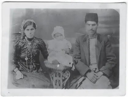  ?? (Yad Izhak Ben-Zvi Photograph­ic Archives) ?? BACHORA AND Meir Banai, grandparen­ts of the first generation of the Banai stars, with their eldest son Shmuel, Jerusalem, 1915.