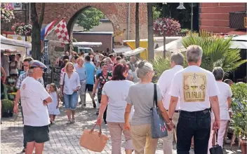  ?? FOTO: STADT WASSENBERG ?? Die Abendmärkt­e freitags auf dem Wassenberg­er Roßtorplat­z von Frühling bis Herbst fanden guten Zulauf – nur einer der im Stadtrat gelobten Bausteine aus dem wachsenden Veranstalt­ungsangebo­t der Stadt.