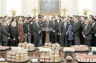 ?? EFE ?? Trump recibió con comida rápida a los Bisontes de Dakota del Norte, vencedores del Campeonato Nacional de Futbol Americano/
