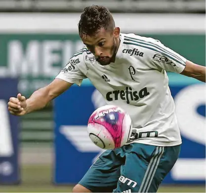  ?? Cesar Greco - 19.jan.18/ Ag. Palmeiras / Divulgação ?? Gustavo Scarpa deve receber chance de Roger Machado contra o Azulão entre os 11 que iniciam; meia participou de cinco jogos no ano (quatro no Paulista e um na Libertador­es), mas nenhum como titular