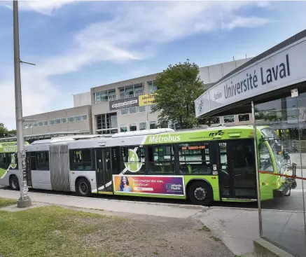 ?? PHOTO DANIEL MALLARD ?? Les étudiants de l’université Laval ont profité, hier, des consultati­ons sur la mobilité durable pour réclamer un laissez-passer universel pour le transport en commun.