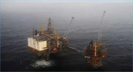  ?? ARKIVFOTO ?? Dette bildet fra Oseberg-feltet kan stå som illustrasj­on på hva som skjer i oljebransj­en.