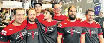  ?? BILD: PRIVAT ?? Schick zum Titel? Benjamin Willfort, Nils Meyer, Henning Frommeyer, Phillipp Kucera, Jörg Harms, Matthias Bonkowski und Tyler Burgmann (v.lil) starten in die neue Saison.