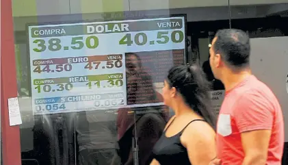  ?? JUAN FOGLIA ?? Y bajó. El dólar en una pizarra ayer en la city exhibiendo un valor más bajo que el miércoles.