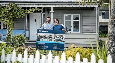  ?? BRADEN FASTIER/STUFF ?? With lockdown looming, Elliott Moss-Pearson, left, and Ben Seelen had an unusual request for the vendor of this house: that they move in before the contract went unconditio­nal.