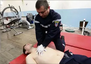  ??  ?? la formation au massage cardiaque externe et plus généraleme­nt aux gestes de secours, est un , véritable acte citoyen . (Photo archive NM)
