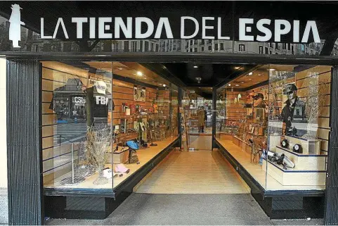  ?? QUIQUE FIDALGO ?? Imagen de La Tienda del Espía situada en la calle Alcalá 153. Fue la primera de las tiendas que abrió Antonio, hace 32 años.