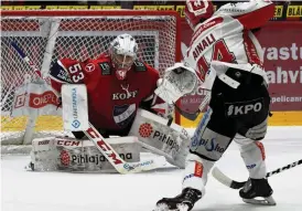  ?? FOTO. LEHTIKUVA / JUSSI NUKARI ?? HIFK:s målvakt Atte Engren lyckas rädda ett skott av Sports Aleksi Ainali.