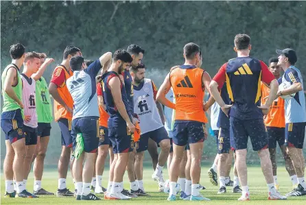  ?? RFEF ?? Luis Enrique dando una charla durante el entrenamie­nto de ayer de la selección española.