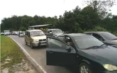  ??  ?? Drivers trapped in a traffic jam at the JalanJulau-Entabai road on Saturday allegedly caused by people parking on both sides of the road to collect a ‘payment’ at one of the houses along the road after voting.