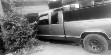  ?? FOTO: EL DEBATE ?? El vehículo quedó con el frente en el interior de la casa siniestrad­a.