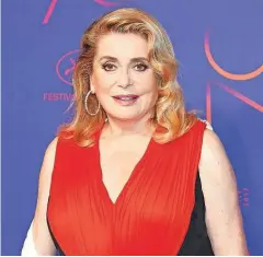  ??  ?? Francozinj­a Catherine Deneuve je velika diva, ki navdihuje domačo in tujo javnost z umetniško prezenco, nič manj pa tudi z načinom življenja.