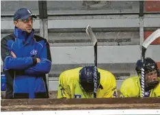  ?? Foto: Andreas Lenuweit ?? Gert Woll (links) wird in der neuen Bezirkslig­a-saison nicht mehr an der Bande des ESV Türkheim stehen.