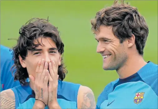  ?? ?? Héctor Bellerín y Marcos Alonso, en un entrenamie­nto del Barça.