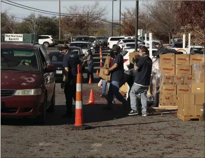  ?? CARIN DORGHALLI — ENTERPRISE-RECORD ?? The Community Action Agency in Butte County organized an emergency food distributi­on at the Southside Community Center for people who lost power over the weekend. Food is distribute­d during the drive through event Monday in Oroville.