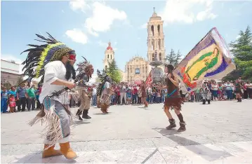  ??  ?? Despliegue. Las danzas en la Plaza de Armas, le dieron gran colorido y belleza al festejo religioso.