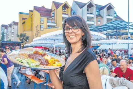  ?? ARCHIVFOTO: PETER SCHIPF ?? Hungrig geht nach dem Internatio­nalen Festival niemand nach Hause. Die Vielfalt des kulinarisc­hen Angebots ist so groß wie die Vielfalt an Nationen, die in Aalen leben.