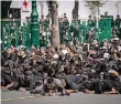  ?? FOTO: DPA ?? Viele Tausend Menschen kamen in Schwarz gekleidet zusammen.