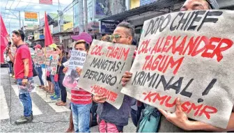  ??  ?? Militants protest the appointmen­t of Senior Superinten­dent Alexander Tagum as the new Davao City police chief in this photo released by Kilab Multimedia to the Mindanao Examiner Regional Newspaper.