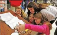  ?? CHRIS BARBER — DIGITAL FIRST PHOTO ?? Students at the STEM expo at Hopewell School observe a goldfish that is swimming safely in water that was previously wastewater but purified by technology.