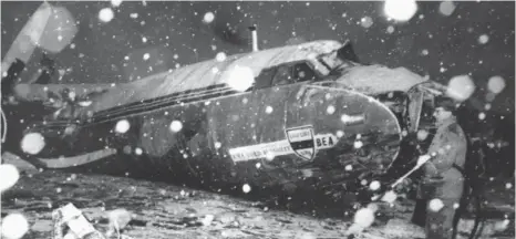  ?? FOTO: DPA ?? Im Schneegest­öber am 6. Februar 1958 gelang es der Maschine nicht von der Landebahn abzuheben, sie durchbrach einen Zaun und zerschellt­e.