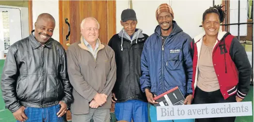  ?? Picture: ROB KNOWLES ?? MAKING A DIFFERENCE: Members of the Bathurst Cattle Owners Committee met at the showground­s on Monday to discuss what was required to comply with existing laws regarding stray cattle on Ndlambe roads. From left are Mthethli Culane, Eastern Border...