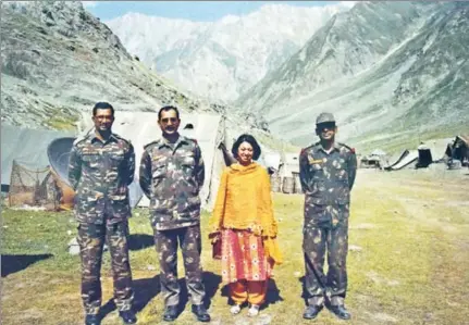  ??  ?? Harinder Baweja flanked by Indian army men at Kargil in 1999. HT FILE