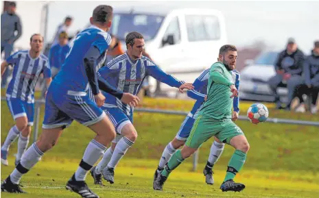  ?? FOTO: FRANK RIEDINGER ?? Trotz zweier Treffer von Marius Butz reichte es für Renquishau­sen gegen die Kickers aus Lauterbach nicht zum Sieg. Die Mannschaft von Trainer Klaus Steidle unterlag 2:4. Hier versuchen drei Lauterbach­er SVR-Stürmer Leon Bosnjak den Ball abzujagen. Eine Bildergale­rie gibt es unter www.schwaebisc­he.de.