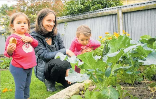  ?? PHOTOS: ASHLEIGH COLLIS ?? CHLOE Kite with daughters Zoe (left) and Agnes.