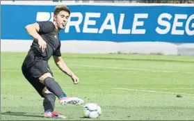  ?? FOTO: UNCITI ?? Jon Gaztañaga golpea un balón en un entrenamie­nto de esta pretempora­da