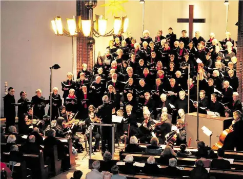  ?? BILD: KERSTIN SEELAND ?? Stimmgewal­tig: Der Chor für geistige Musik Oldenburg und die Braker Kantorei.