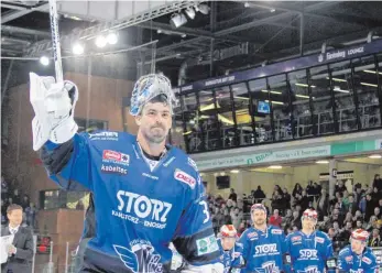  ??  ?? Der Wild Wings-Torhüter Joey MacDonald beendete am Sonntag seine Karriere. Der 37-Jährige wurde von den Fans frenetisch gefeiert. Im Penaltysch­ießen wehrte der Kanadier zwei Schüsse der Nürnberger ab und avancierte somit beim 4:3-Sieg zum Schwenning­er...